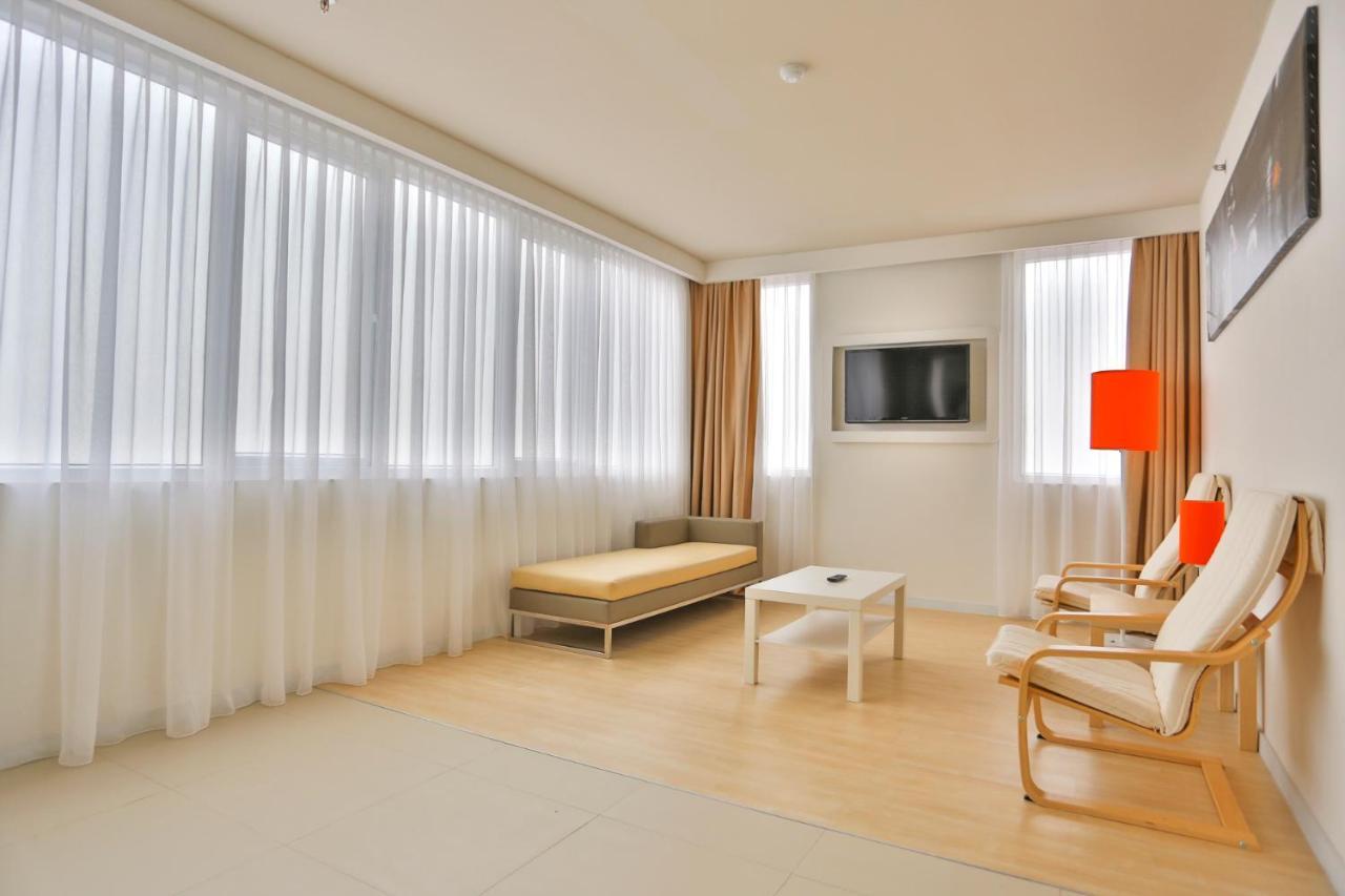 Harris Hotel Pontianak Exteriör bild