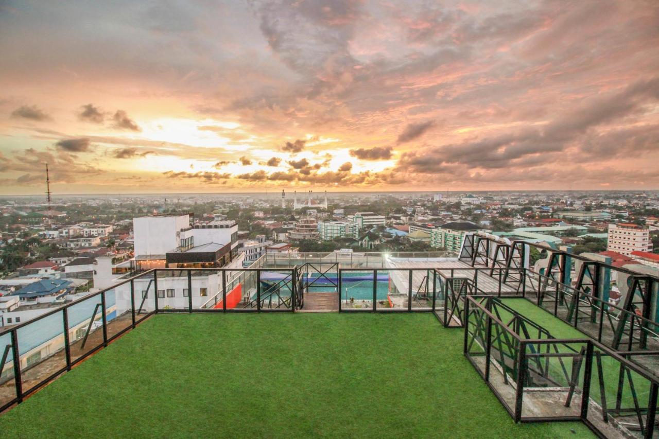 Harris Hotel Pontianak Exteriör bild