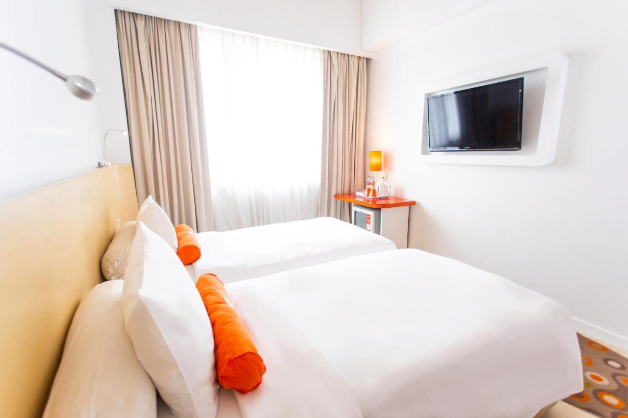 Harris Hotel Pontianak Exteriör bild
