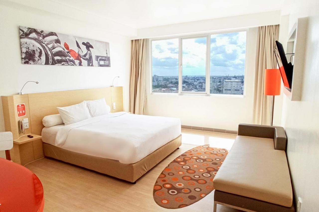 Harris Hotel Pontianak Exteriör bild