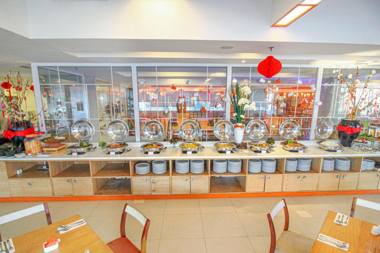 Harris Hotel Pontianak Exteriör bild