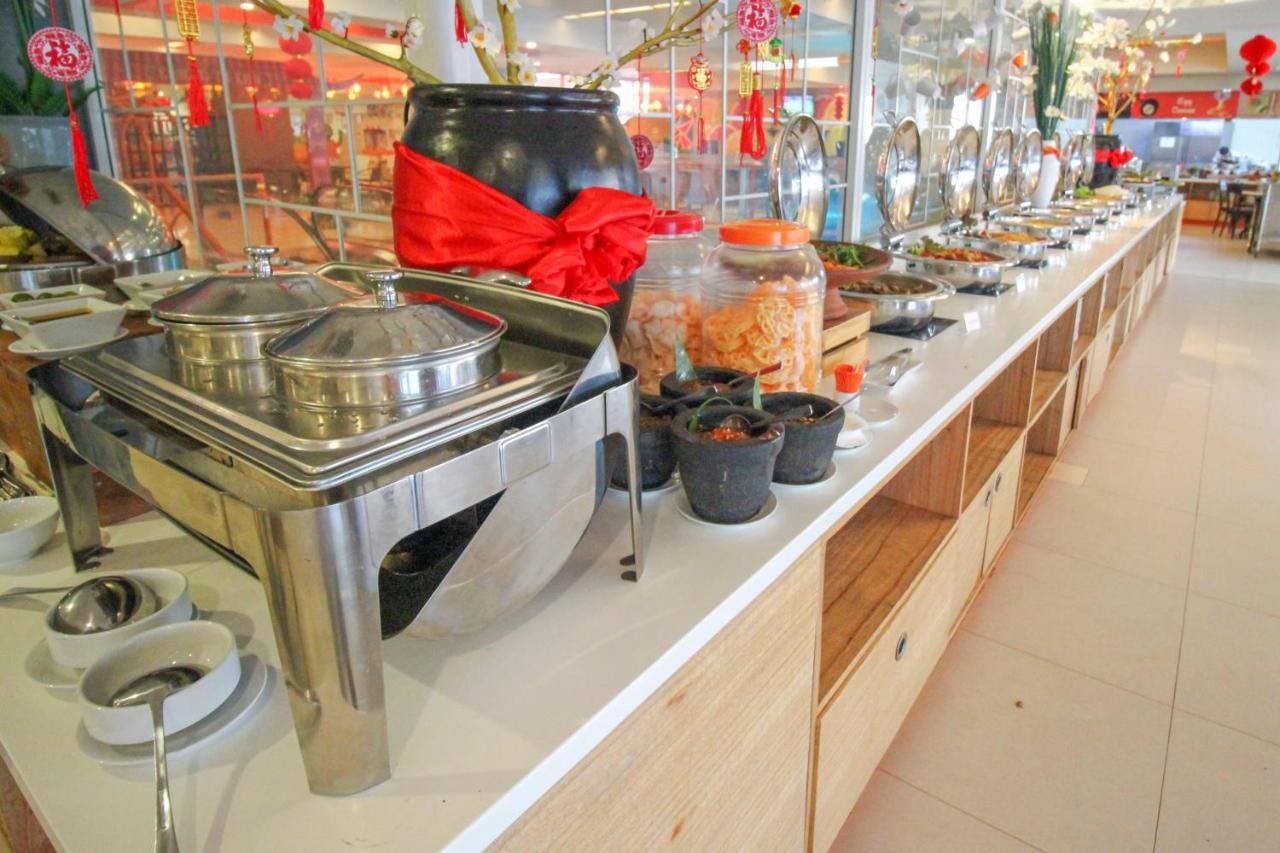 Harris Hotel Pontianak Exteriör bild