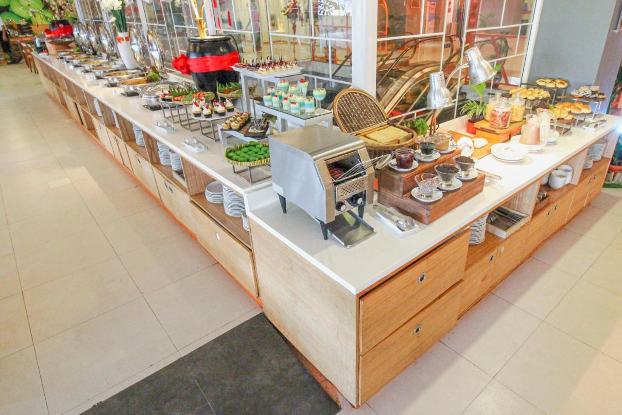 Harris Hotel Pontianak Exteriör bild